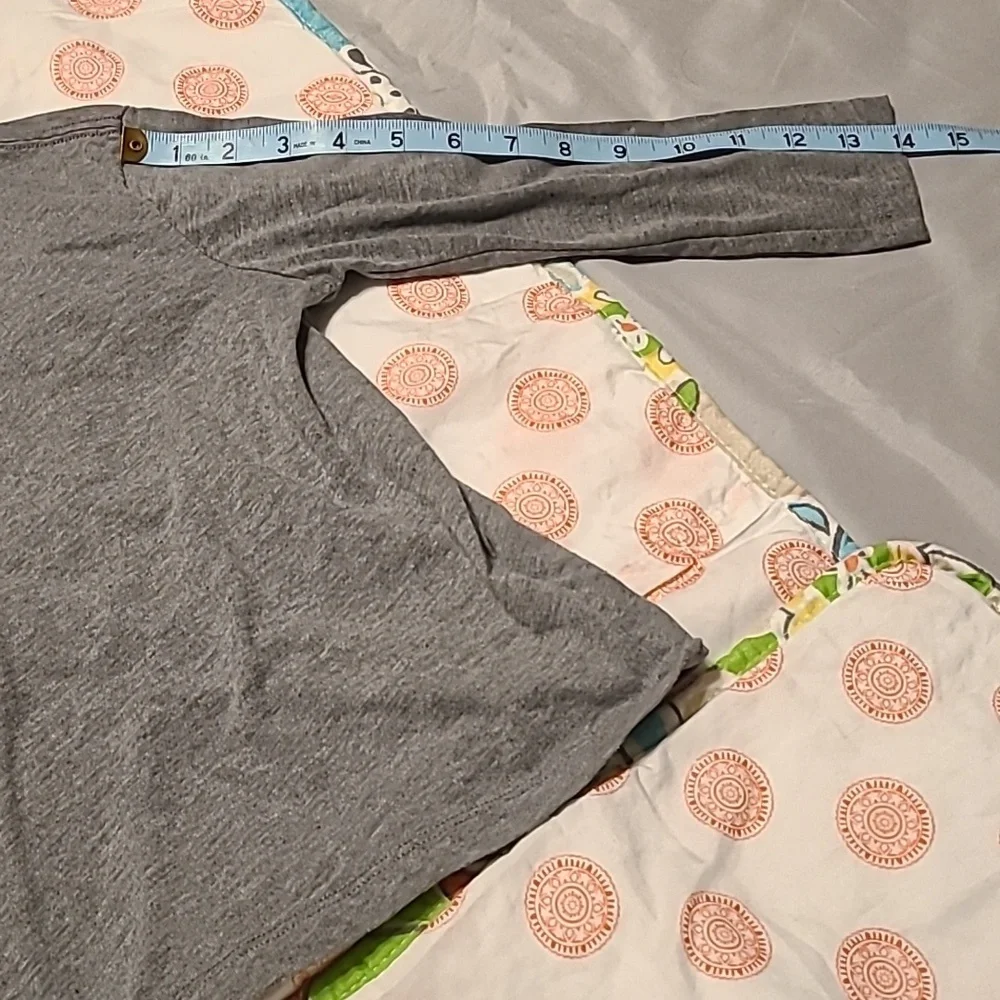 Old Navy Boys Gray Size 5 Versitile long sleeve t-shirt EUC